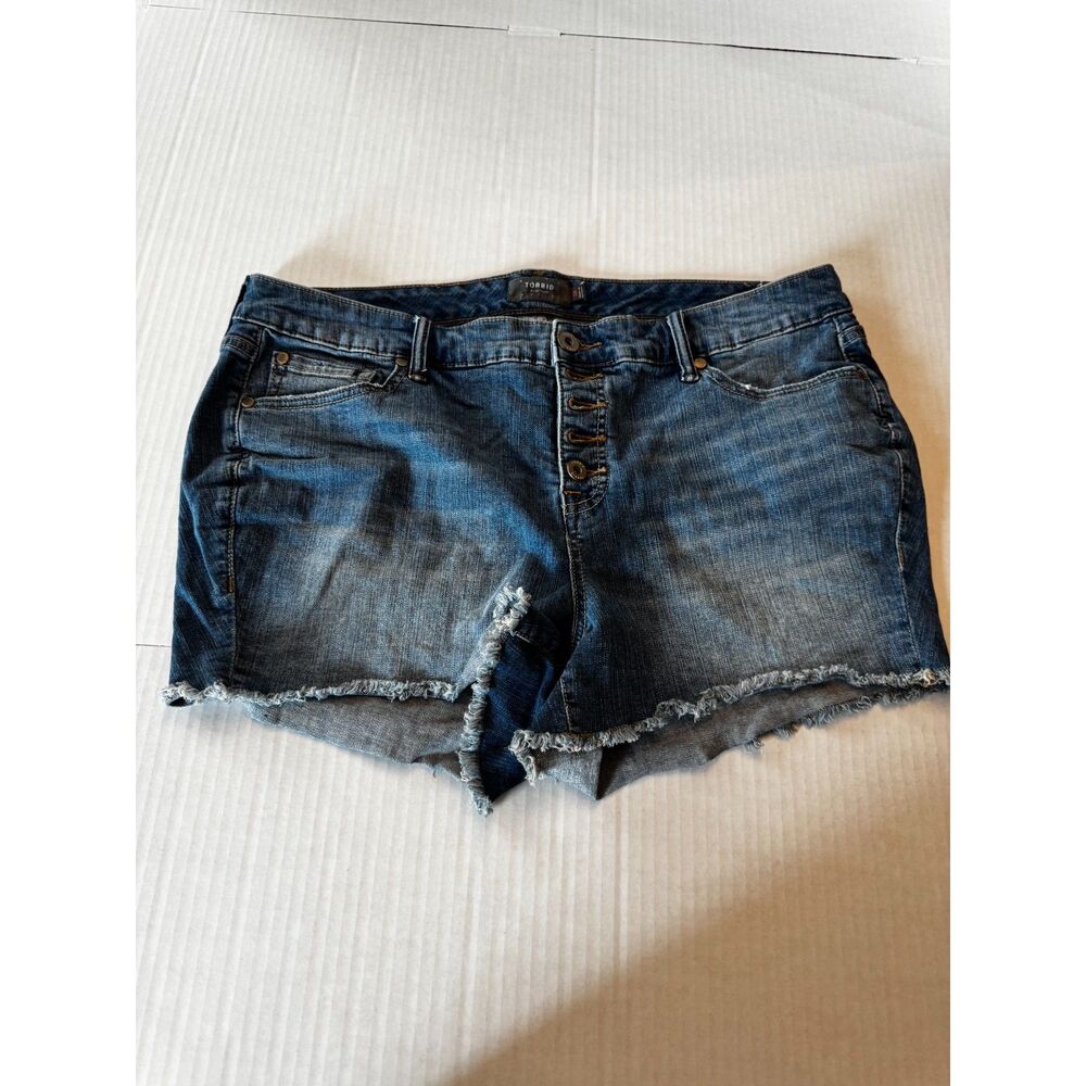 Torrid Denim Shorts Womens Size 18 Button Fly Raw Hem Medium Wash Stretch Jean